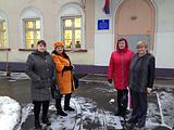 Член общественной палаты Светлана Юрьевна Исаева, консультанты-эксперты Надежда Николаевна Котович, Лариса Владиславовна Деревянко, Ирина Владимировна Фираго возле школы «Надежда»