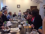 Отвественный секретуарь Общественной палаты Одинцовского района Светлана Налепова задаёт вопрос главе района Андрею Иванову