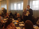 Светлана Исаева вручает благодарность Андрею Иванову и Оксане Пушкиной
