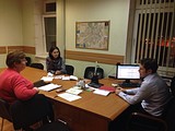 Людмила Седлова и Мария Подъяпольская беседуют с Александром Взятышевым, заместителем директора Одинцовского ПАТП