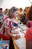 Оксана Сыворова на регистрации участников фестиваля