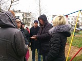 Глава поселения Новиков Петр Михайлович и Член Общественной палаты Андреев Антон обсуждают сложившуюся ситуацию